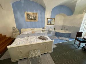 um quarto com uma cama e uma banheira em Dvoulůžkový pokoj Blue Grace na zámku em Česká Kamenice
