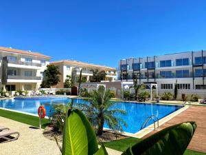 Bazén v ubytování Domino Blue Apartment nebo v jeho okolí