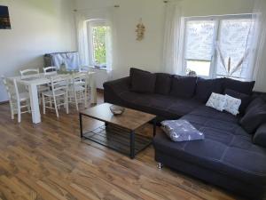ein Wohnzimmer mit einem Sofa und einem Tisch in der Unterkunft Gemütliche Haushälfte mit Garten und Terrasse in Flensburg