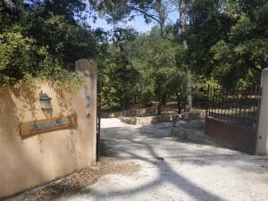 una puerta con una señal en el costado de una valla en Villa Bleucassis en Taradeau