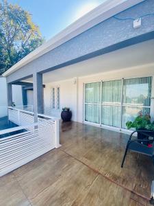 una gran sala de estar con una gran terraza en CWB 997 com piscina aquecida jacuzzi e Playground, en Curitiba