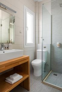 een badkamer met een wastafel, een toilet en een douche bij Reiki Villas in Ereikoússa