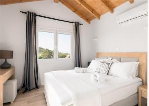 Postel nebo postele na pokoji v ubytování Reiki Villas Erikousa + 37 fotografií
