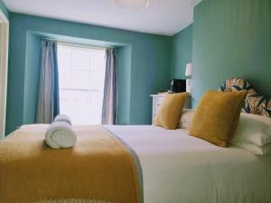 1 dormitorio con 1 cama grande y ventana en Jacobs Ladder Inn, en Falmouth