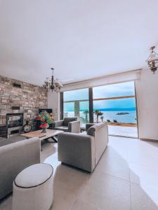 Гостиная зона в Stone built house next to the beach