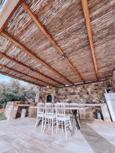 Патио или другая зона на открытом воздухе в Stone built house next to the beach
