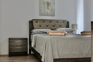 Ένα ή περισσότερα κρεβάτια σε δωμάτιο στο Charming Apartment