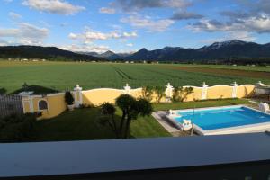 A general mountain view or a mountain view taken from Az apartmant