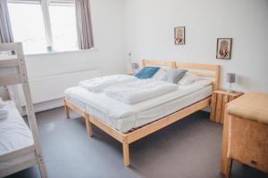 Een bed of bedden in een kamer bij Family & surfhostel