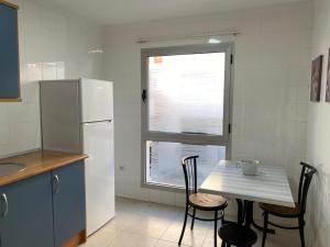 Kuchnia lub aneks kuchenny w obiekcie Nice rooms in a shared apartment in the centre of Corralejo Habitaciones en piso compartido