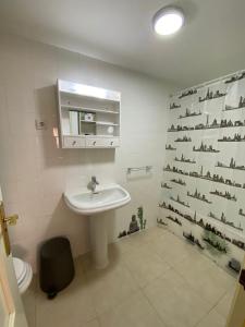Et badeværelse på Nice rooms in a shared apartment in the centre of Corralejo