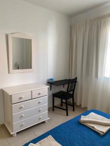 Łóżko lub łóżka w pokoju w obiekcie Nice rooms in a shared apartment in the centre of Corralejo Habitaciones en piso compartido