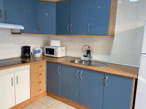 Кухня или мини-кухня в Nice rooms in a shared apartment in the centre of Corralejo
