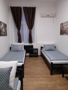 una habitación con dos camas y una ventana en 10 PERCENT OFF UNTIL 30TH OF NOVEMBER - Apartment Artistika, Paid parking off-site, Mandatory Reservation, en Belgrado