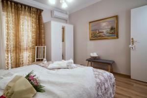 una camera da letto con un letto decorato con fiori di Mary's Dreamy Maisonette a Volos