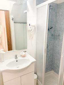 bagno con lavandino e doccia di RockSea Apartments a Cefalù