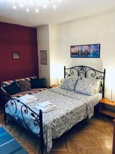 ein Schlafzimmer mit einem großen Bett und einem Sofa in der Unterkunft LITA Apartment in Skopje