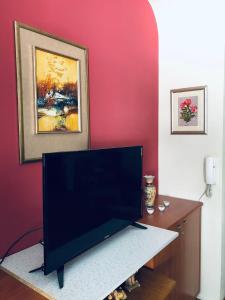 einen Flachbild-TV auf einem Tisch in einem Zimmer in der Unterkunft LITA Apartment in Skopje