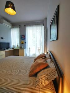 ein Schlafzimmer mit einem großen Bett mit Kissen darauf in der Unterkunft Ana's Place Torino 3 in Turin