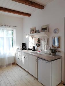
A kitchen or kitchenette at Pālena apartamenti
