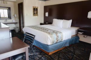 Postel nebo postele na pokoji v ubytování Frankenmuth Motel