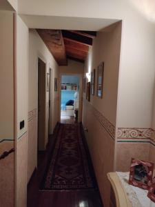un pasillo en una casa con un pasillo con un dormitorio en Lovely Casa Paola en Villafranca di Verona