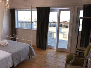 1 dormitorio con cama y ventana grande en palazzinApulia, en Fasano