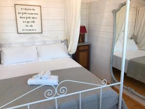 1 dormitorio con 1 cama con 2 zapatillas en palazzinApulia, en Fasano
