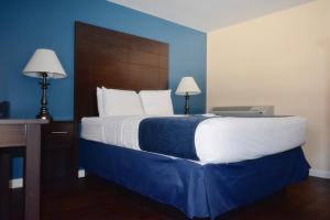 Un pat sau paturi într-o cameră la Frankenmuth Motel