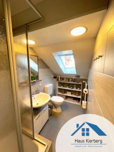 een kleine badkamer met een wastafel en een toilet bij Haus Kierberg in Monschau