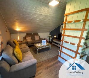 ein Wohnzimmer mit einem Sofa und einer Leiter in der Unterkunft Haus Kierberg in Monschau
