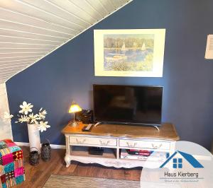 ein Wohnzimmer mit einem TV auf dem Tisch in der Unterkunft Haus Kierberg in Monschau