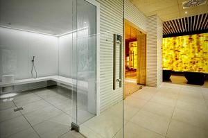 Kúpeľňa v ubytovaní Prywatny Apartament z widokiem na morze Seaside Park Hotel Kołobrzeg