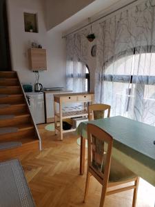 - une cuisine et une salle à manger avec une table et des chaises dans l'établissement Ferienwohnung Familie Rauch, à Feldkirchen in Kärnten