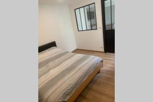 1 dormitorio con cama y ventana en Appartement neuf 4-6 personnes en bord de Mer, en Niza