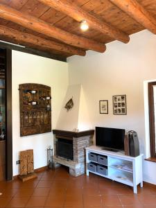 un soggiorno con tv e camino di CASA ROSETTA VALPOLICELLA a San Pietro in Cariano