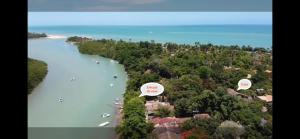 Una vista aérea de una isla con barcos en el agua. en Casa incrível na beira do rio Caraíva, en Caraíva 3 fotos más