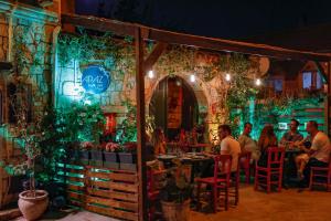 un grupo de personas sentadas en un restaurante por la noche en Apaz Alaçatı Hotel en Alacati