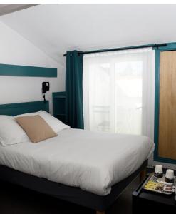En eller flere senge i et værelse på Azur Hotel