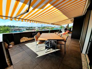 d'une terrasse avec une table et des chaises sur un balcon. dans l'établissement Storchennest, à Dresde