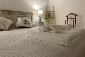 A bed or beds in a room at Eleganza in Centro sul Lago - Anguillara Sabazia