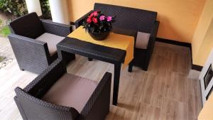 A seating area at Helena Stúdió Apartman