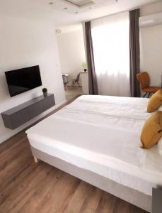 A bed or beds in a room at Helena Stúdió Apartman