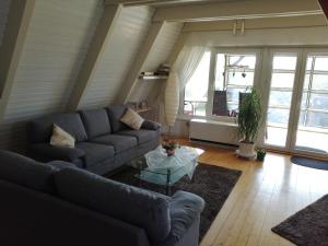 a living room with a couch and a table at Ferienhaus Mauer Krombachtalsperre, exclusive Nebenkosten Strom in Driedorf
