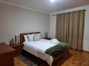 um quarto com uma grande cama branca e uma janela em Suncoast Residence V (Free parking) no Funchal