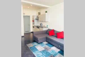 un salon avec un canapé gris avec des coussins rouges dans l'établissement En plein cœur de Bruxelles. Superbe duplex.A voir!, à Bruxelles