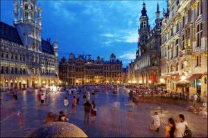 un groupe de personnes marchant la nuit dans une rue de la ville dans l'établissement En plein cœur de Bruxelles. Superbe duplex.A voir!, à Bruxelles