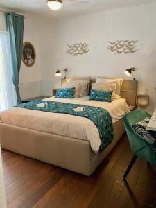 um quarto com uma cama grande e almofadas azuis em Cannes City B&B em Cannes