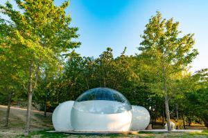 un edificio con una cúpula de cristal en un parque en La Bolla del Borgo. Le Marche tra le stelle., en Corinaldo