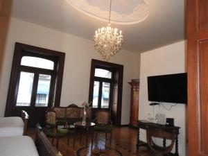 a living room with a couch and a chandelier at Hotel Marqués del Ángel in Puebla